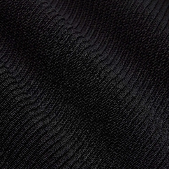 BABATON Aritzia Sculpt Knit Prado Top Cropped Knit Shortsleeve Sweetheart Top M - Picture 9 of 11